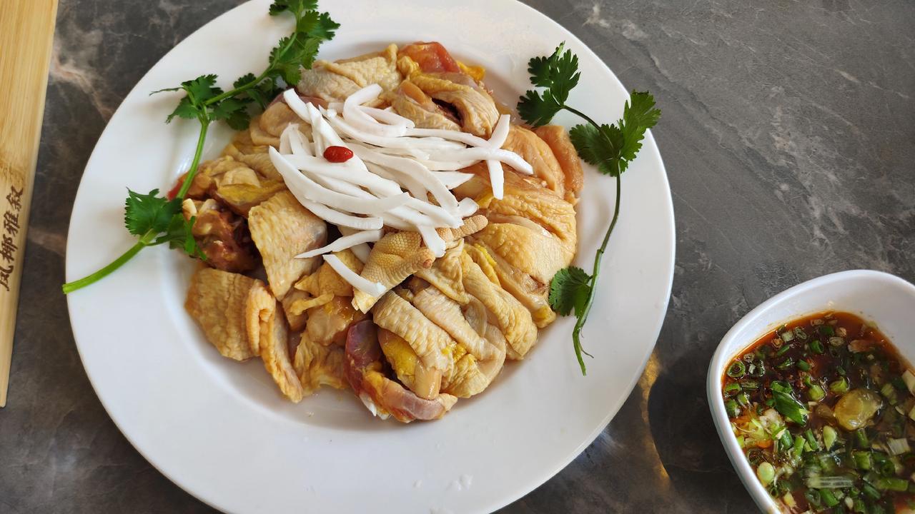 来凤椰雅叙吃这锅椰子鸡火锅，才真正懂了老广刻在骨子里的饮食智慧。别以为这只是简单