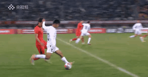 汪士钦今晚又成功抢镜来，指甲事件刚消停一点，又来了，完全没有必要的一张红牌！这不