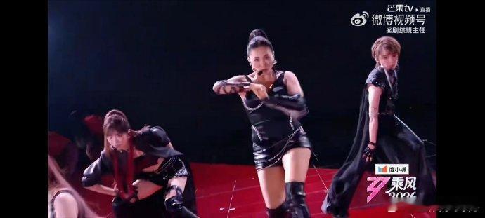 张月浪7最女团的一个唱跳舞台出现了乘风2026五位姐姐全员状态拉满，唱功稳定、卡