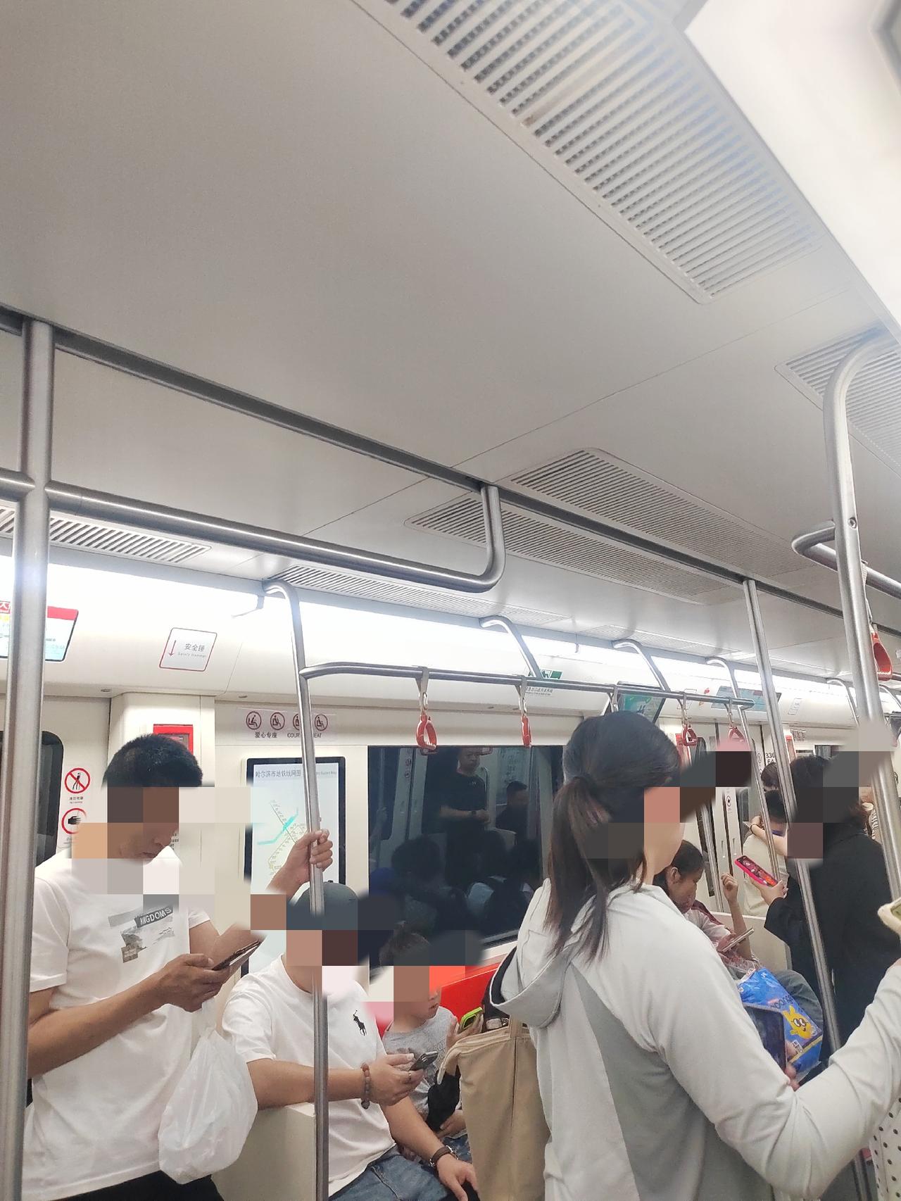 今天哈尔滨气温达到了31℃，地铁站空调貌似也在今天打开了！

一进地铁车厢就感受