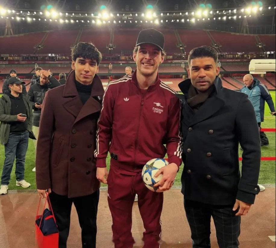 阿森纳名宿爱德华多和儿子马特乌斯一起在现场观看了阿森纳对布莱顿的比赛。 