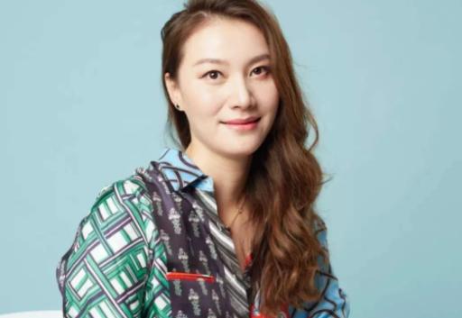 主持人问谢杏芳：“你觉得夫妻离婚，对谁的伤害最大？”谢杏芳说：“夫妻离婚，对孩子