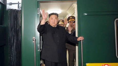 我们依旧乘坐专列出国走访。我们到了！你懂的
RT9月12日