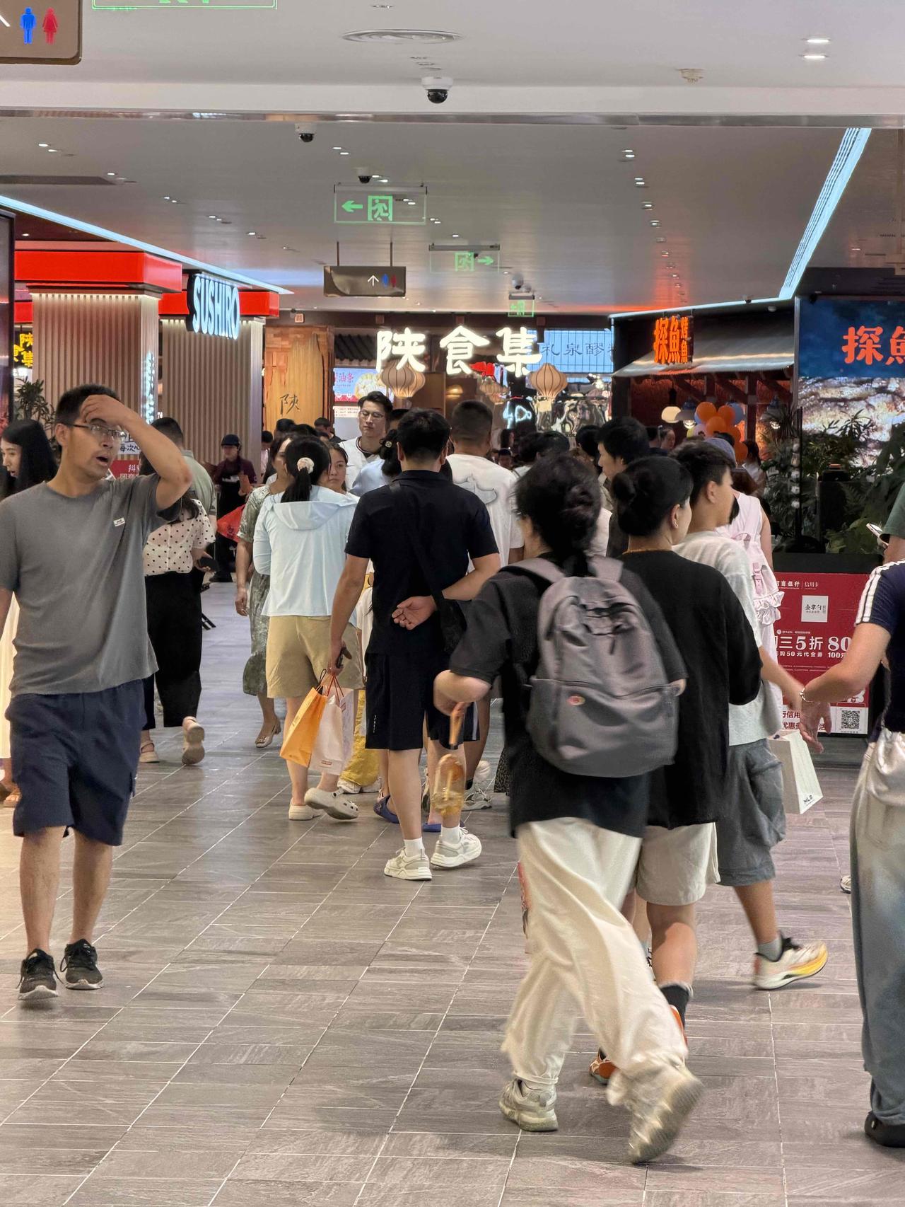 今天中午，我路过小赛，想起赛格坠楼事件，过去快两个月了，现在里面也不知道人多不多
