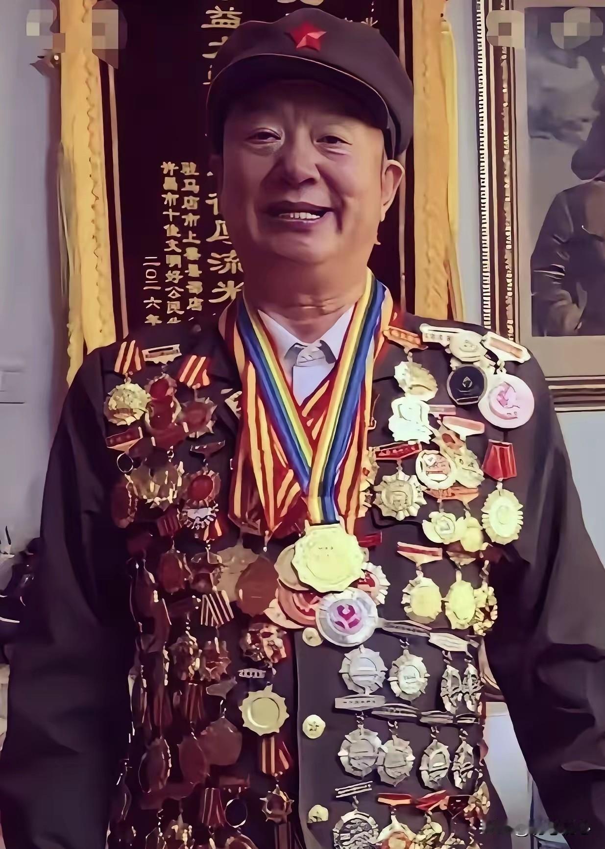满身勋章无人知！被彭德怀亲自点名夸赞的英雄，隐功64年深藏功名
 
这位全身挂满