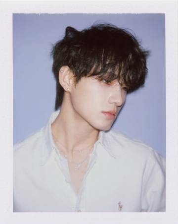 姚琛美甲返图 生日撕拉片氛围感绝了！姚琛卷毛造型又酷又有态度，美甲把专辑元素与骰