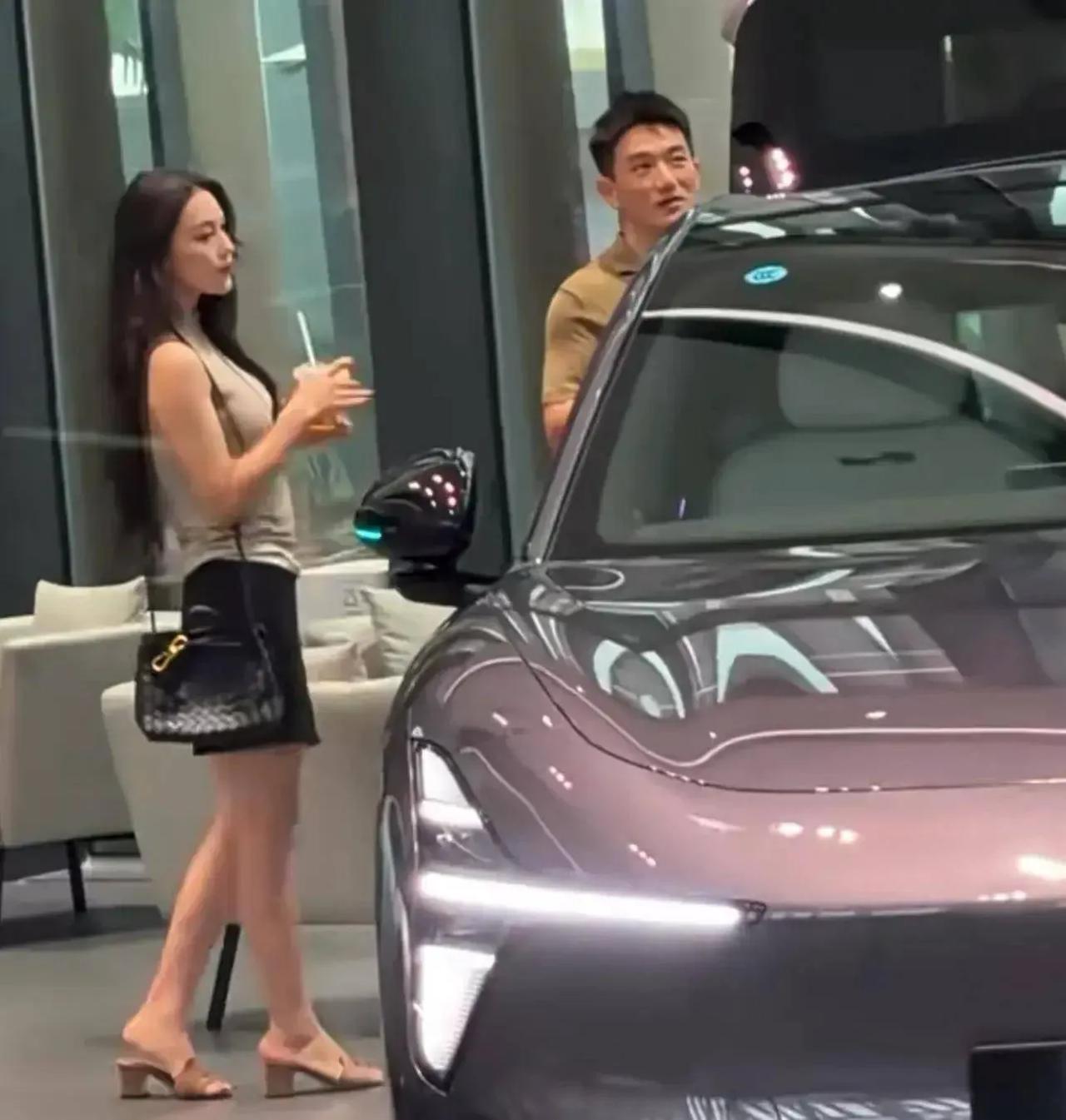 张馨予陪着何捷看15万电动车，这件事给天下男人上了一课✨
媳妇漂亮、经济独立固然