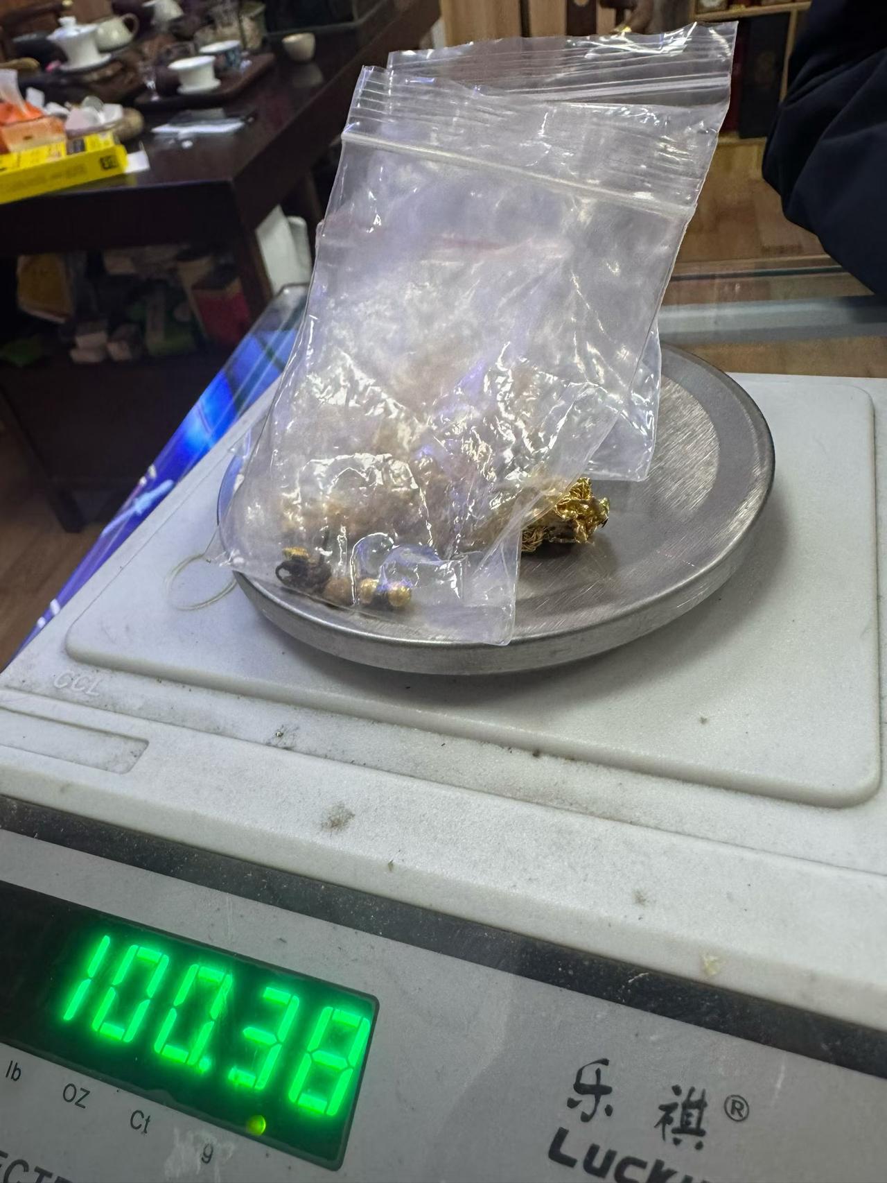 夜盘主力合约收盘，沪金主力合约收涨0.21%，报1002元/克，沪银主力合约收跌