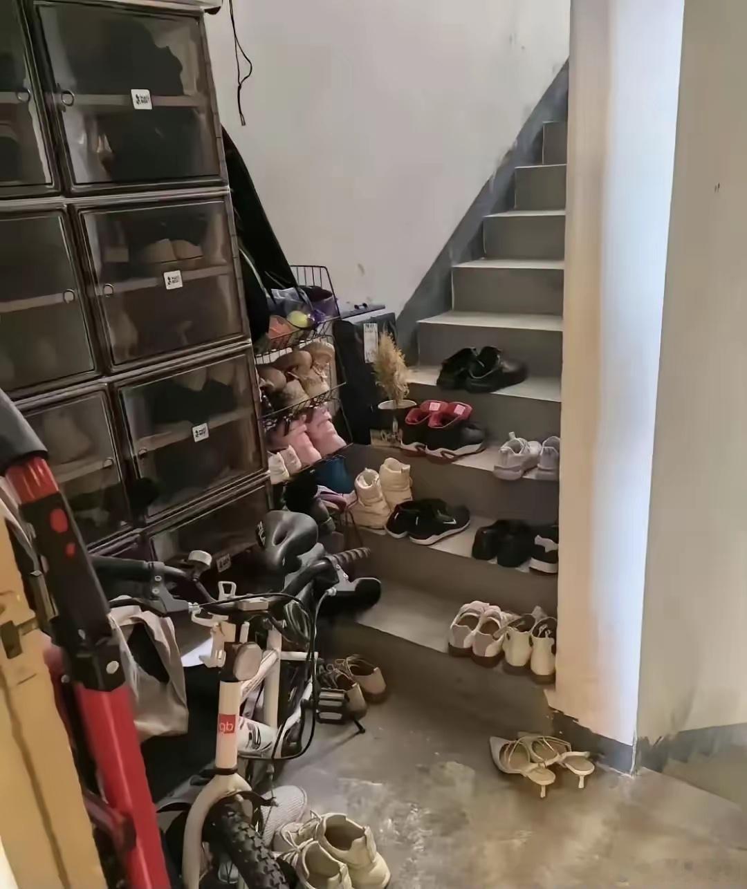 网友问，这样邋遢的女邻居。有什么好办法可以反制？[偷笑]  