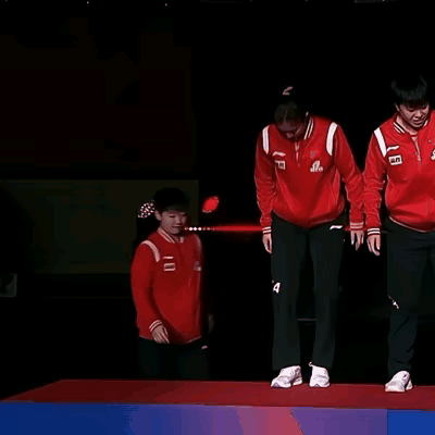 冠军的领奖台也太高了点，要不是曼昱帮忙，莎莎还真的上不去！最矮的人打出了最霸气的