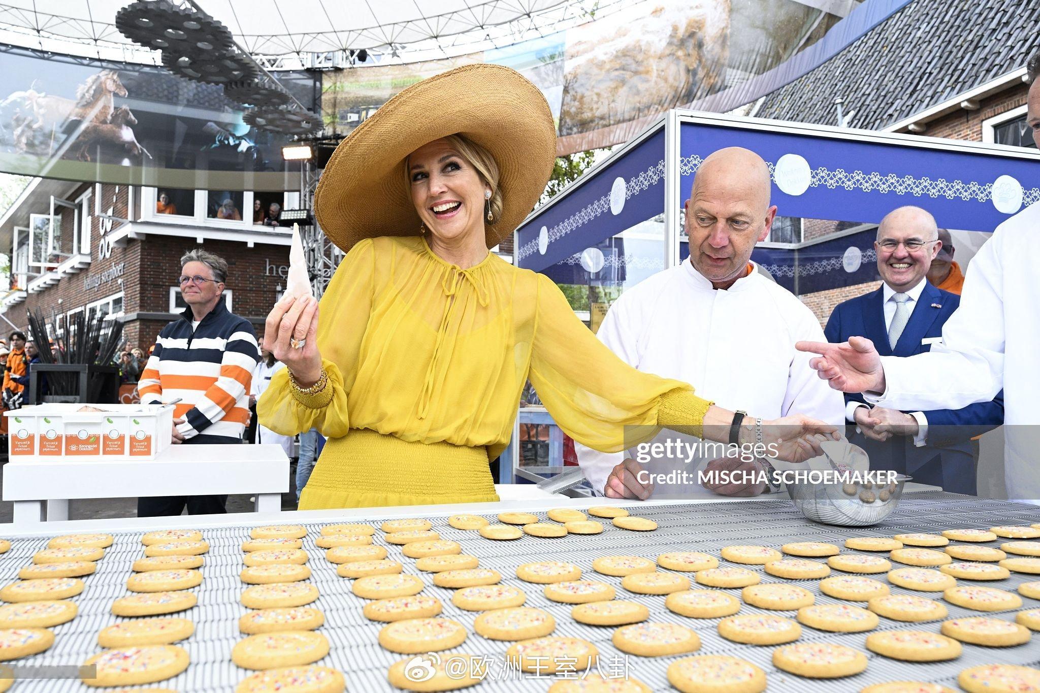 4.27 荷兰王室成员庆祝一年一度的国王节，三妞踩平底鞋了 。她跟记者说新学年会