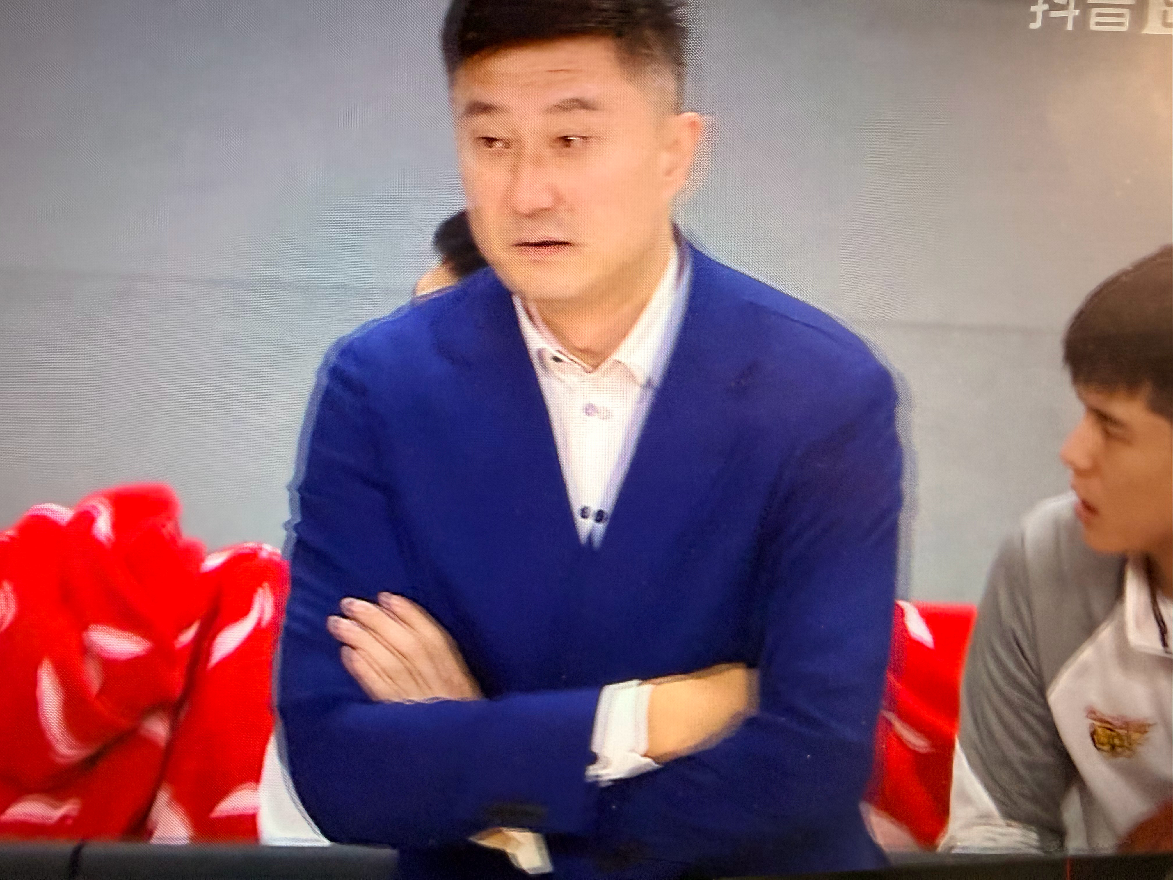 内线的实力差距过大，人手不足，萨姆纳受伤离场，广东男篮止步俱乐部杯四强上海男篮v