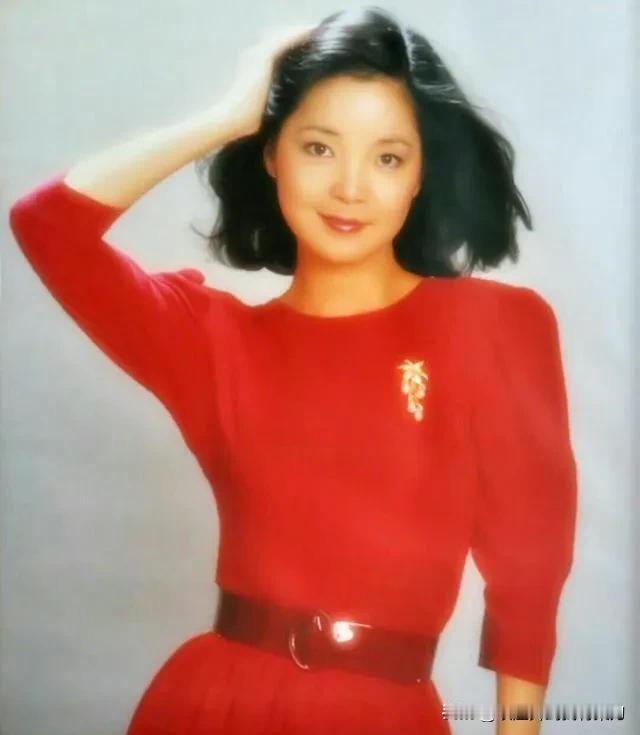 #你最喜欢邓丽君的哪首歌#
邓丽君的《甜蜜蜜》是我最喜欢的歌曲之一 。它的旋律轻