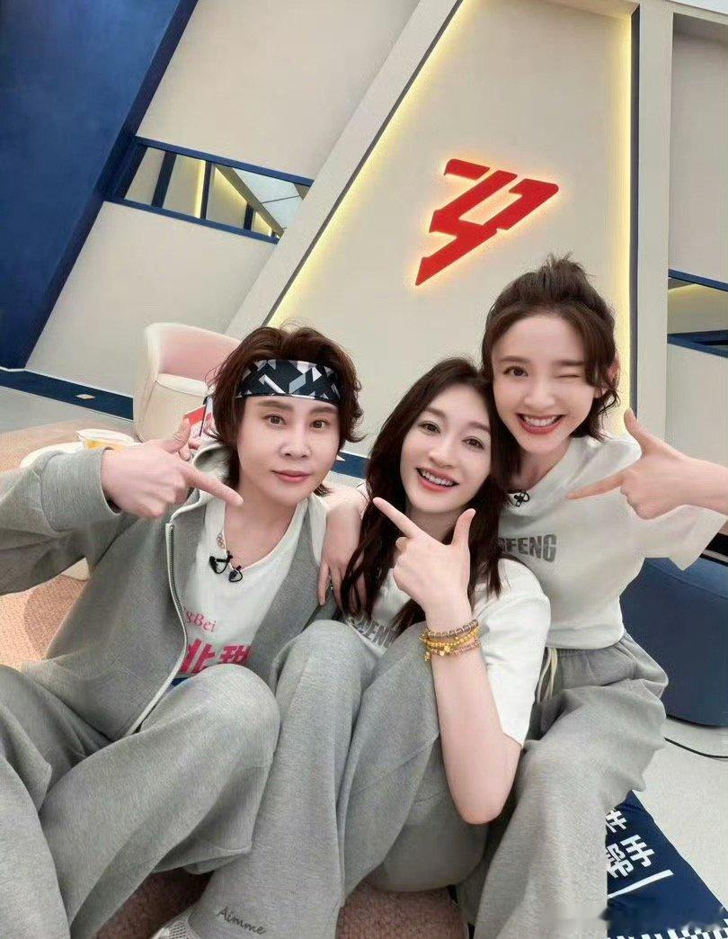 李小冉唐艺昕后台玩手机请大家戾气不要这么重！期待姐姐们更优秀的舞台！乘风2026