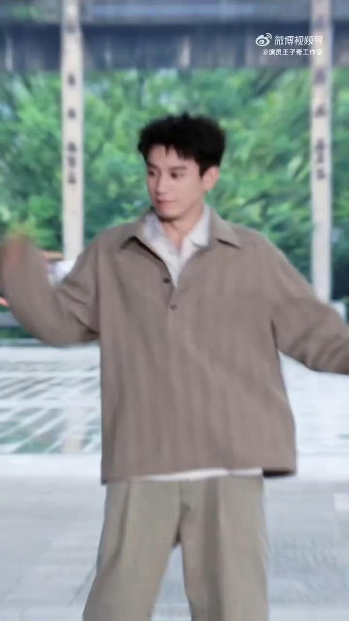 王子奇模仿哈兰德走路制服扣到领口、眼神本来在演正剧，结果身体比脑子快——哈兰德同