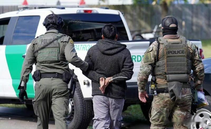 【美国对非法入境者征收逾6000元逮捕费】美国边境巡逻队主管班克斯星期四（12月