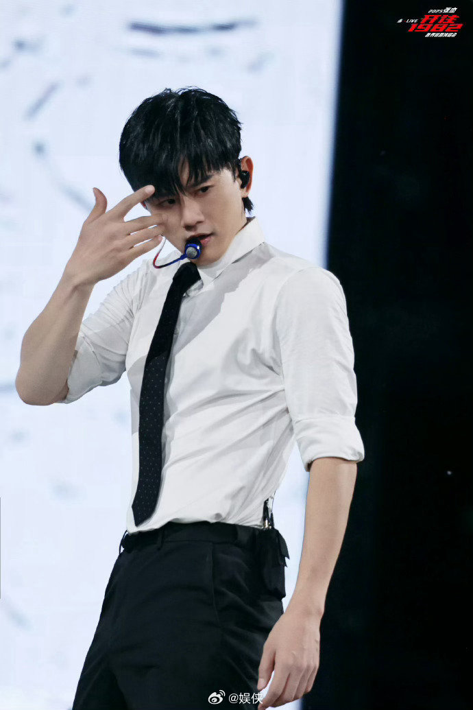 宁静说张杰神一样的存在 宁静在线安利张杰，疯狂夸赞他唱歌太好听，已经准备去看演唱