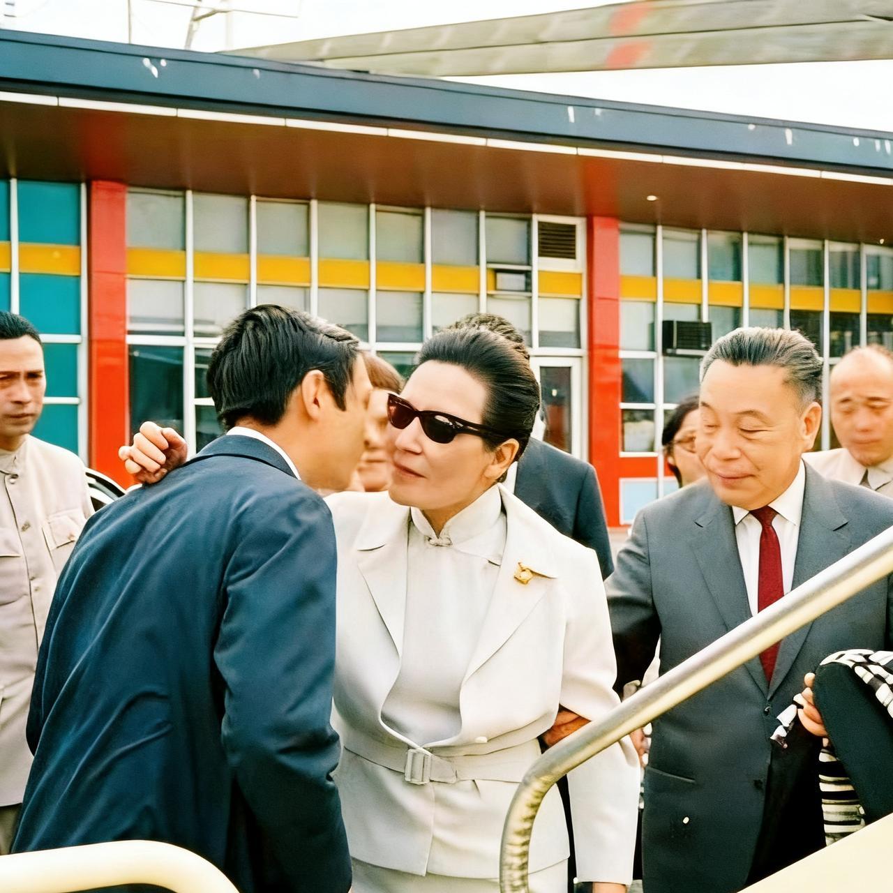 这张照片拍摄于1975年9月16日的中国台湾台北松山机场，宋美龄赴美定居前和最疼