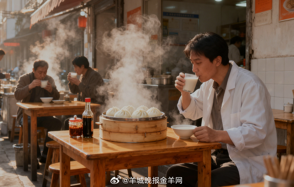 #早安# 晨光中早餐店蒸汽袅袅，木质桌椅摆着醋瓶辣酱，笼屉揭开露出雪白包子，食客