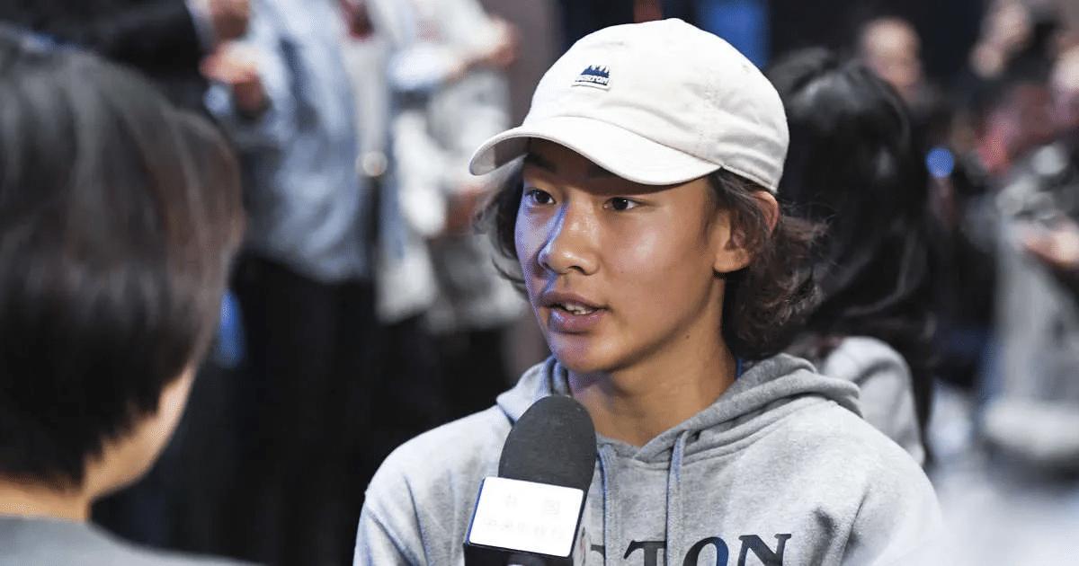 冬奥冠军苏翊鸣又跨界搞事情了！这次受邀拍冰雪主题纪录片，直接化身“接地气导游”，