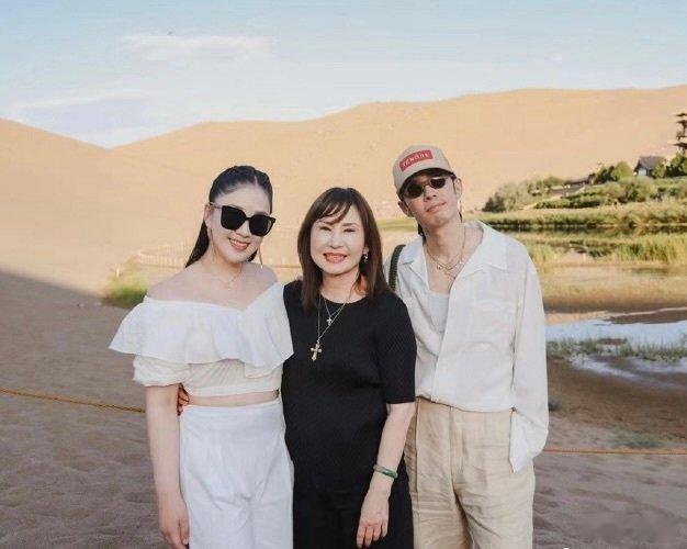 #吴建豪一家敦煌旅游# 和妹妹、还有妈妈在敦煌游玩，看着满满的幸福感～ ​​​果
