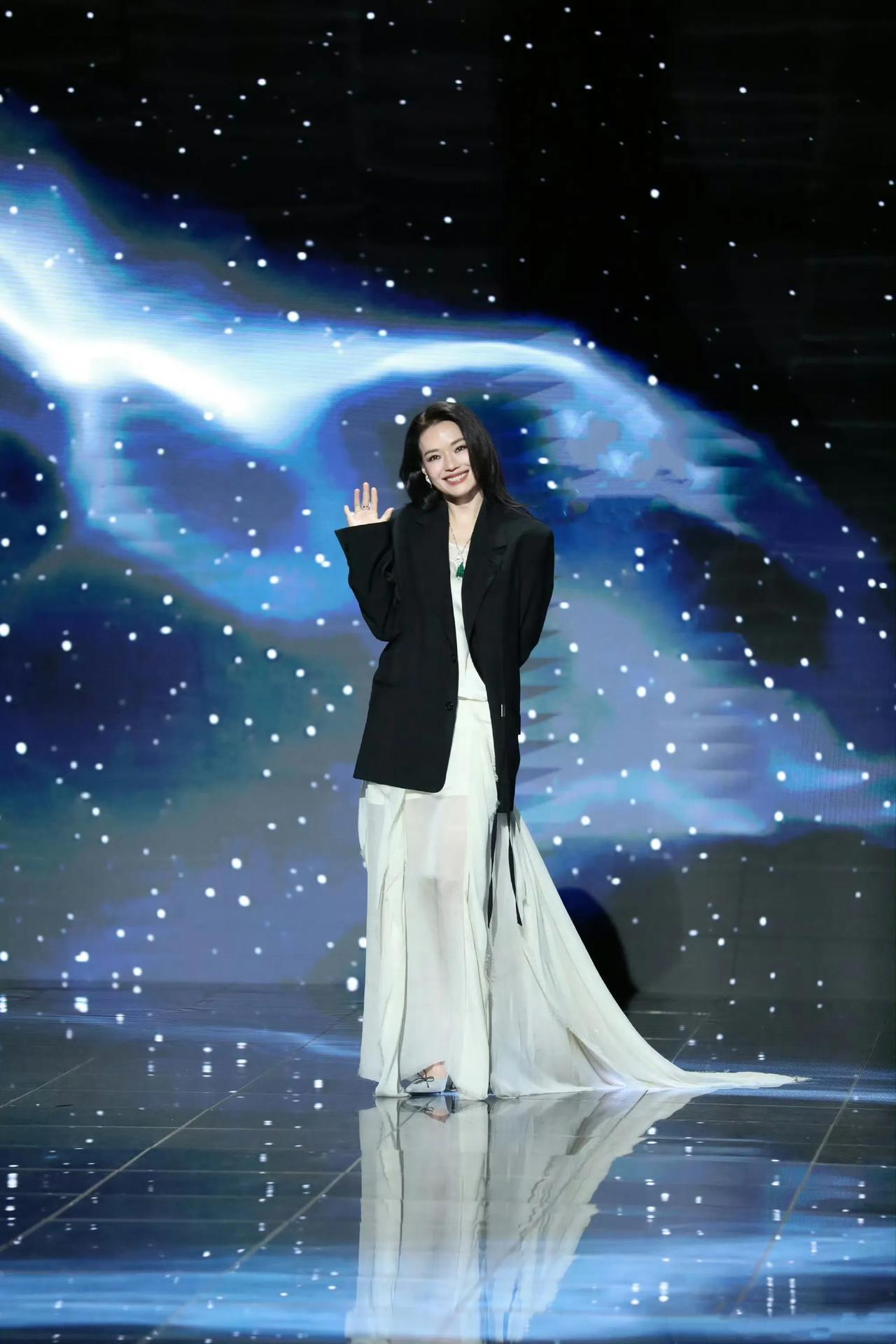 舒淇红毯状态被赞冻龄美！
2026年2月5日，49岁的舒淇以导演身份亮相微博之夜