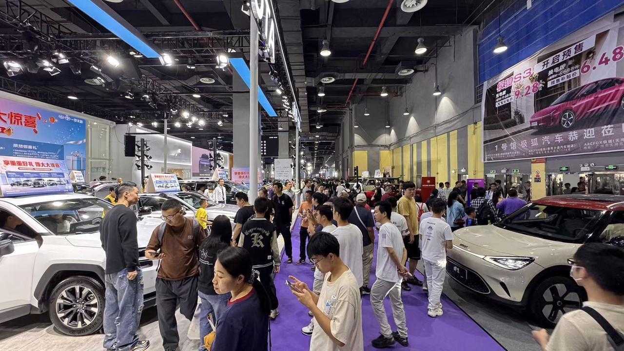 假期第一日，超多朋友去逛车展….
哪怕是Jeep展台都挤满人….
对了，Jeep