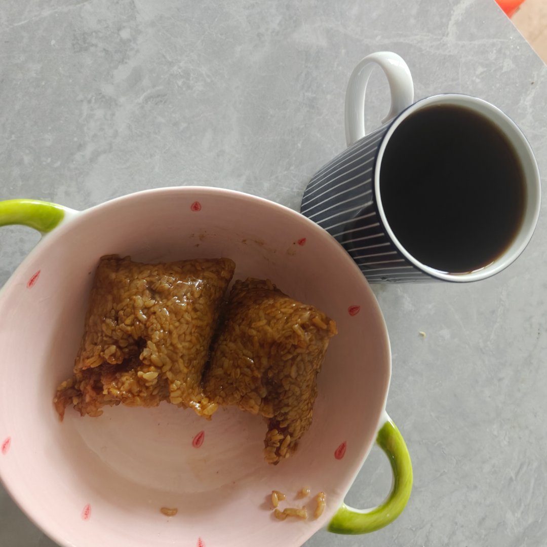 吃个早餐今天早餐吃个粽子再来配杯咖啡☕☕吃完就要上班去了 