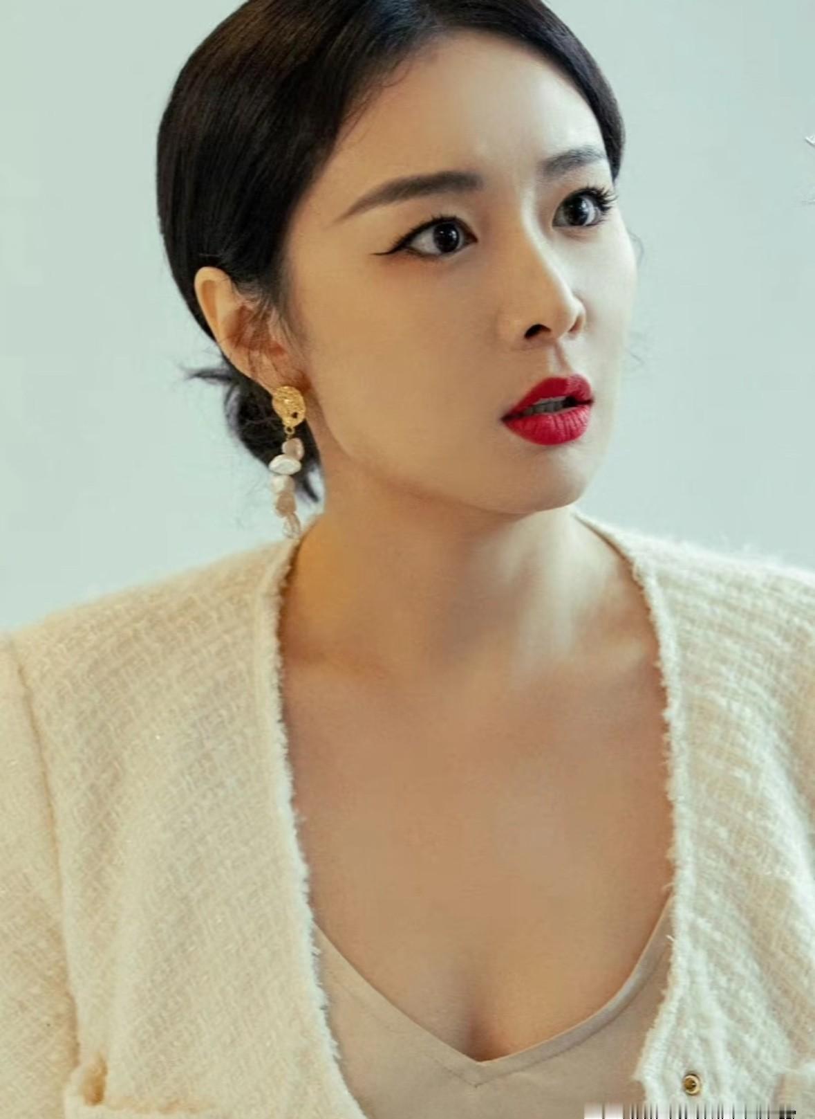 一眼能看出她和别人不一样。
不是那种笑里藏刀的流量脸。
是安静里灯光会绕着走的那