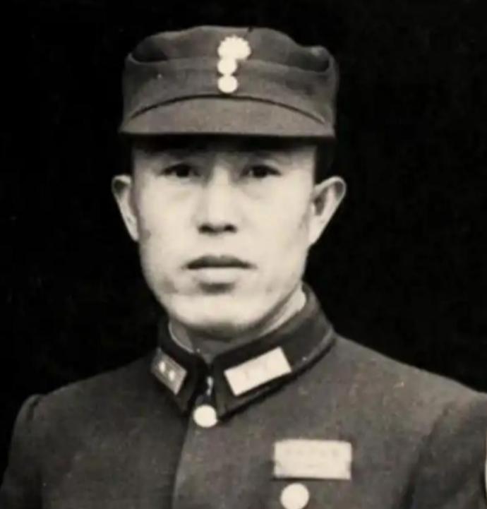 1938年韩复榘被枪决，郑洞国奉命抄没其家产，推开韩家大门时，妻子高艺珍迎上来做