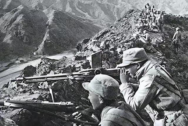 1943年，仅25岁的八路军科长被俘，日军把他带到华丽住所，还找来美娇娘与他同房