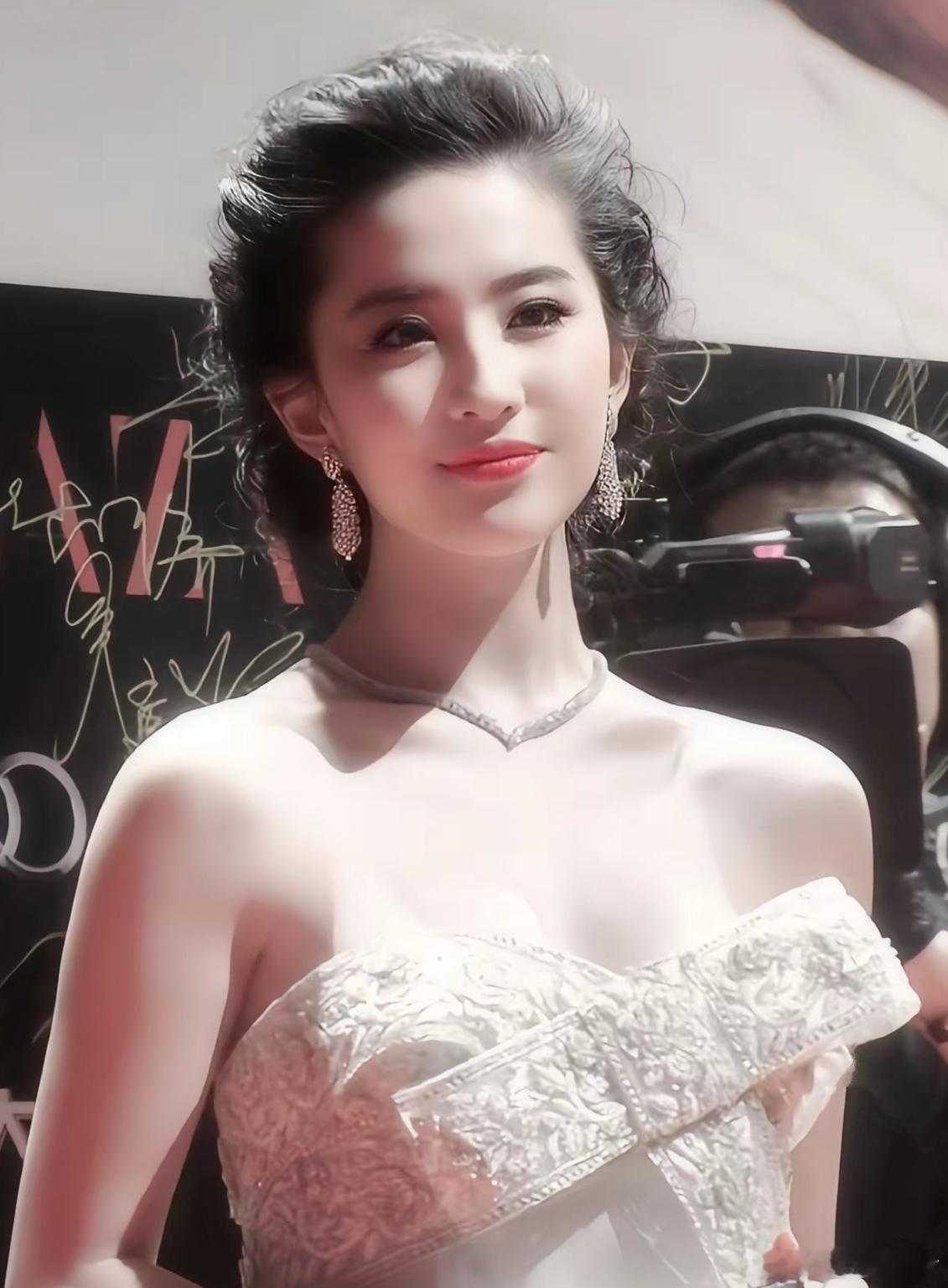 刘亦菲[超话]  刘亦菲这套白色礼服好美😍 ​​​