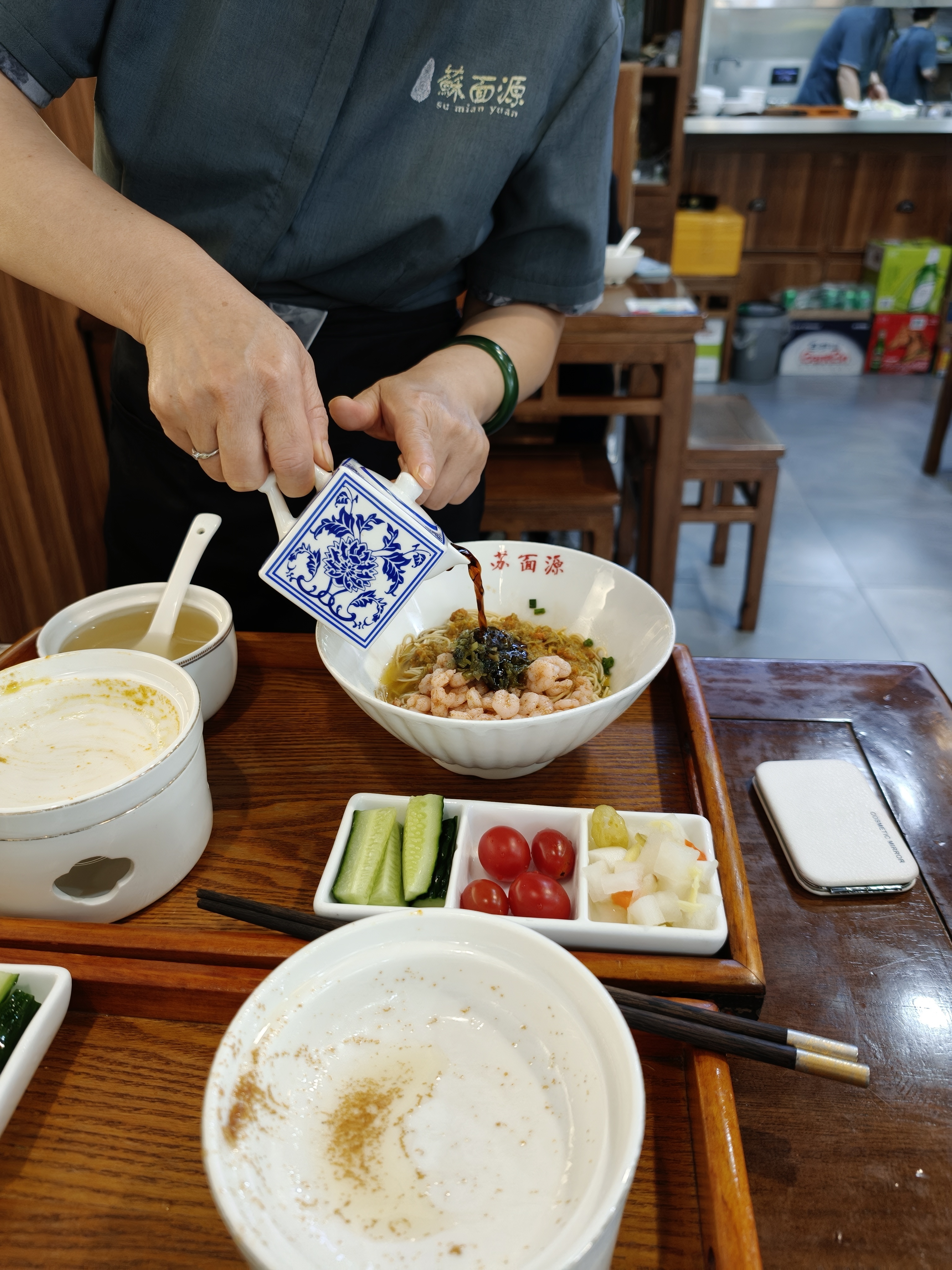 “北方吃面，讲究的是面，南方人吃面，是为了吃卤。”今天，斥巨资，吃了两碗 100