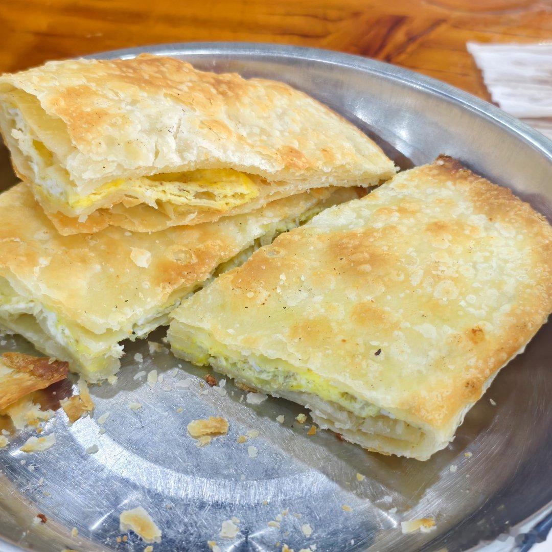 又来吃板面啦！这家板面味道太好了~鸡蛋灌饼更好吃！是放到炉子里面烤得，又脆又香