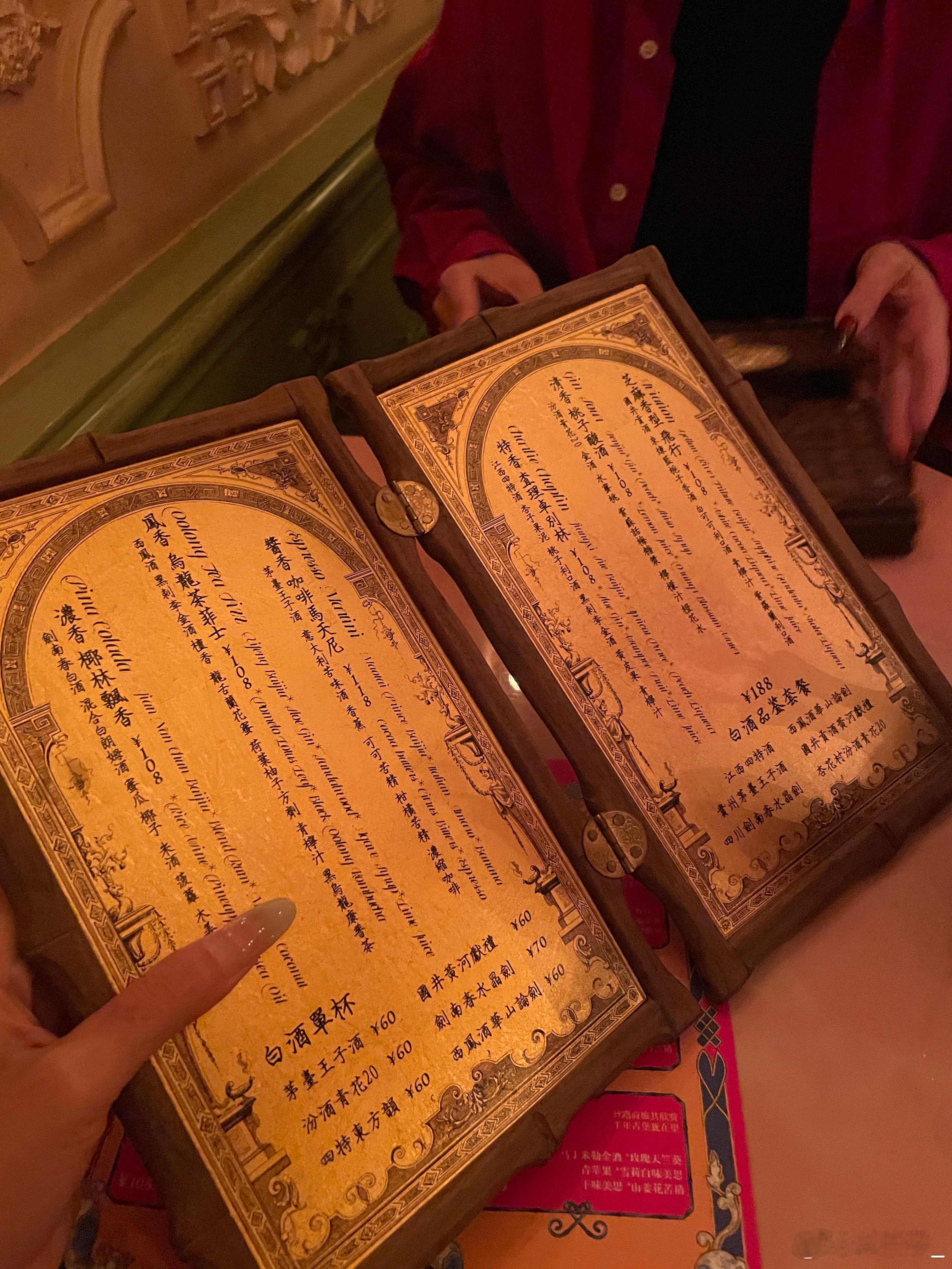 成都微醺局，潮人含量超标，不精心打扮真不敢踏进门啊🤭 成都今日穿搭杨梦婧plo