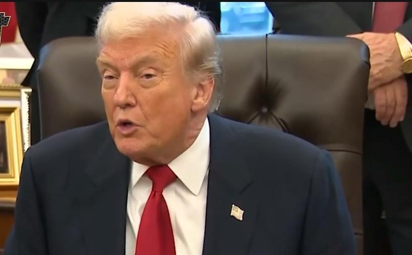 特朗普终于瞒不住了！批准公开的爱泼斯坦案档案，直接把克林顿等一众欧美权贵的老底掀