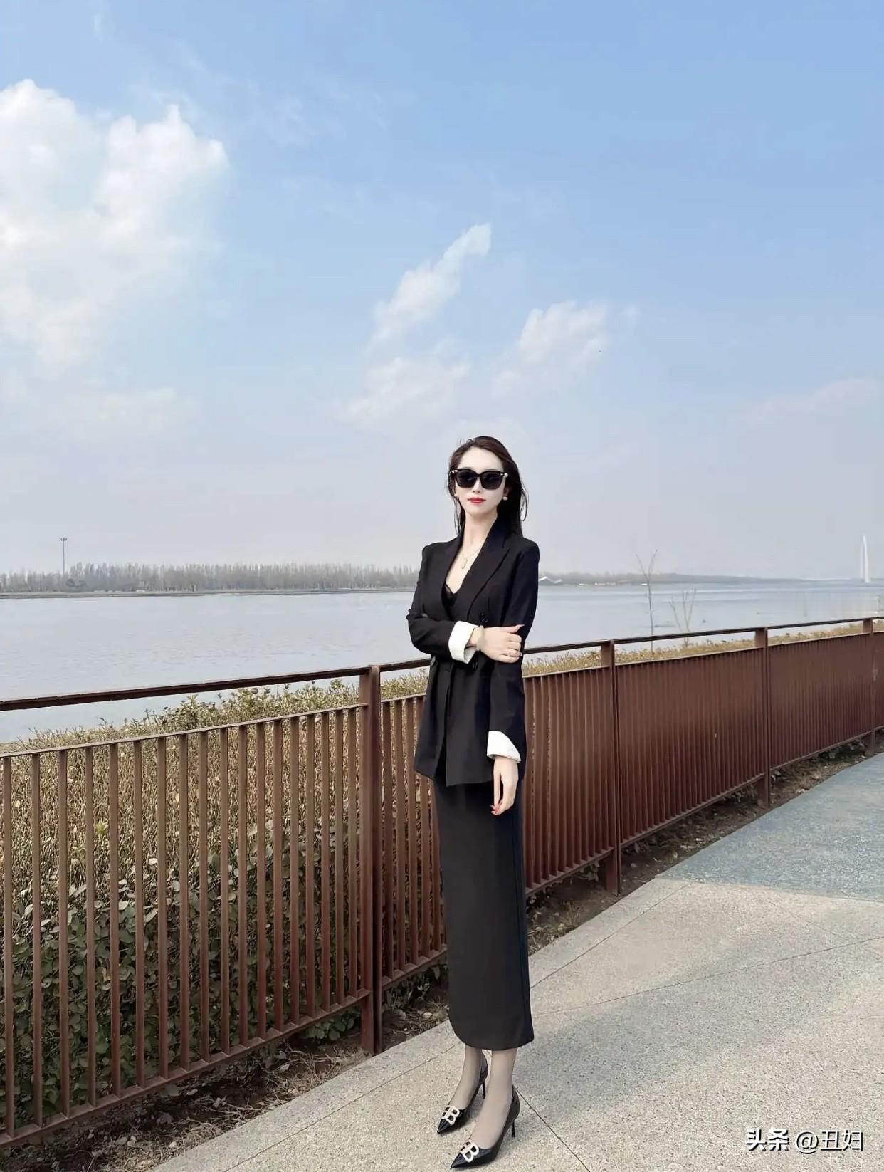 职场通勤如何选择高跟鞋的颜色?经典黑色永远不会出错，它适配各种职业装，像金融行业