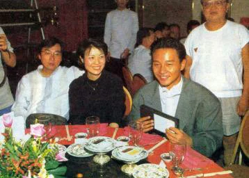 哥哥喝了点酒有点小兴奋，要和人家搓麻将，陈太不同意，因为第二天还要录唱...