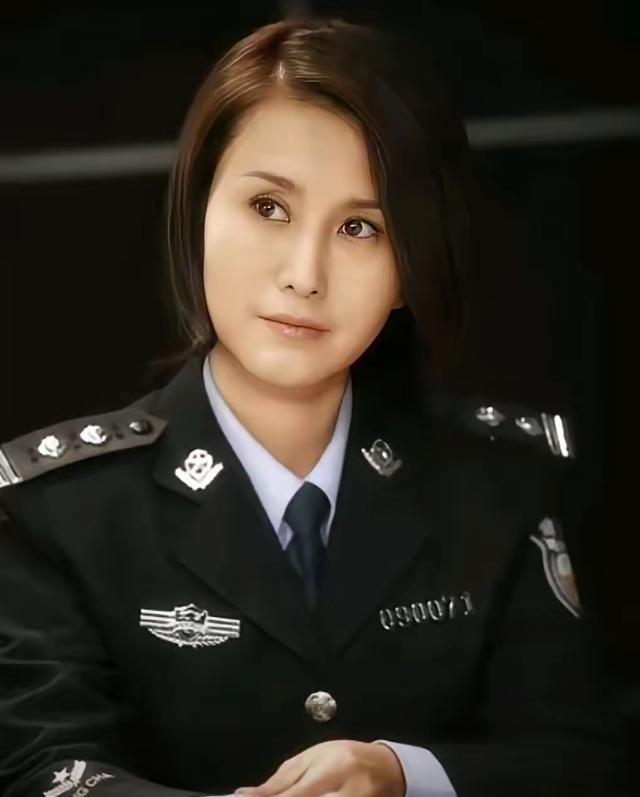 不得不说原来《重案六组》中季洁的形象已经深入人心了
最近爱奇艺上线的那部《重案六