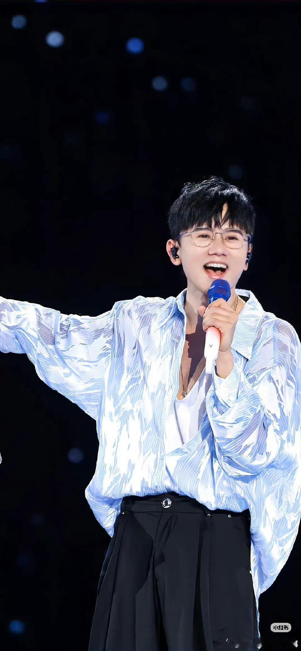 张极又去看张杰演唱会了 现场捕捉张极，追星同时一直在提升自己超棒 