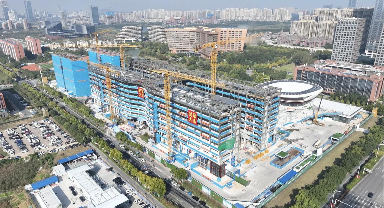 近日，中国科学技术大学科技商学院项目综合服务楼（2号楼）完成结构封顶，标志着项目