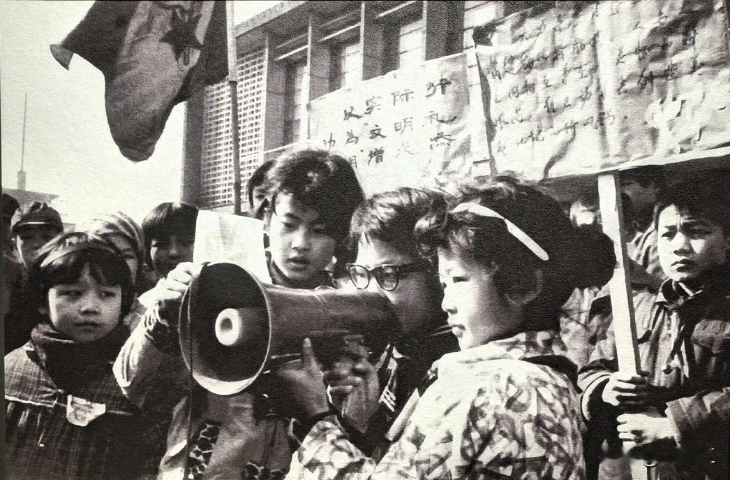 历史上的1982年7月3日，乌鲁木齐团市委表彰在“争戴新风尚小红花”活动中涌现出