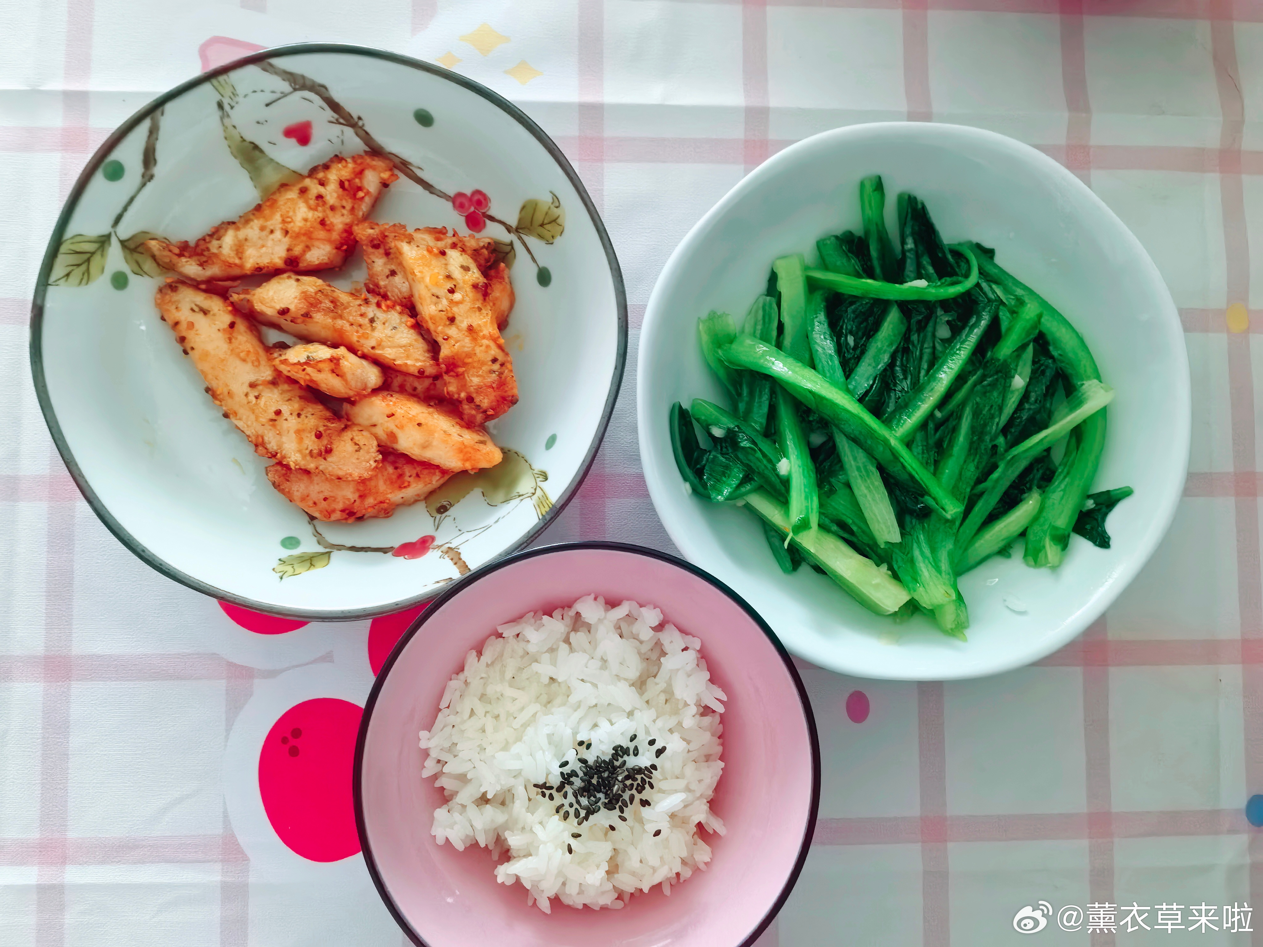 今日午餐 早上溜达一圈今天胃口变好了！烤了点鸡胸肉，炒个油麦菜，一碗米饭🍚吃光