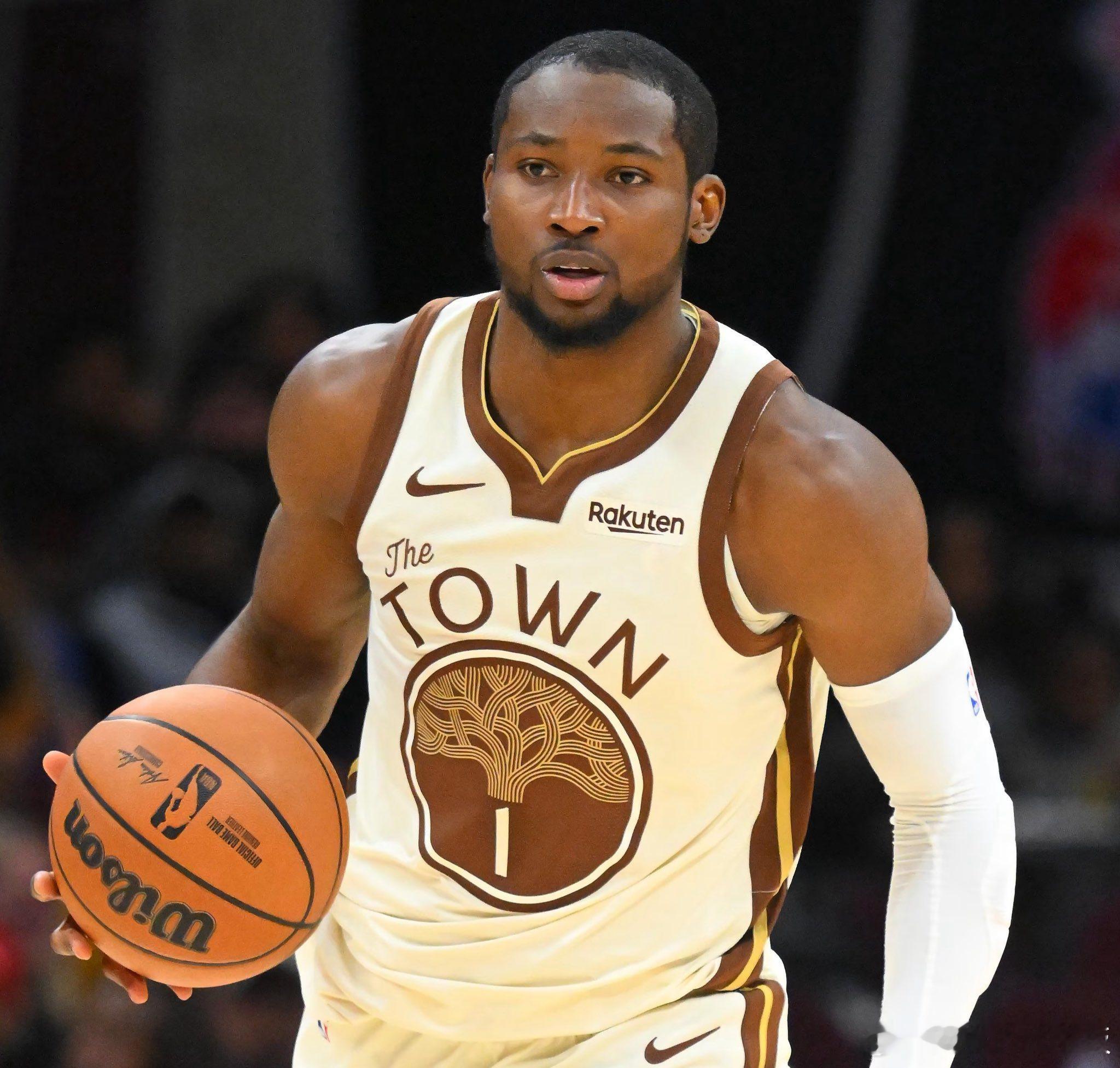 勇士官方宣布，库明加接受了核磁共振检查，结果显示他因膝关节过度伸展受伤导致骨挫伤