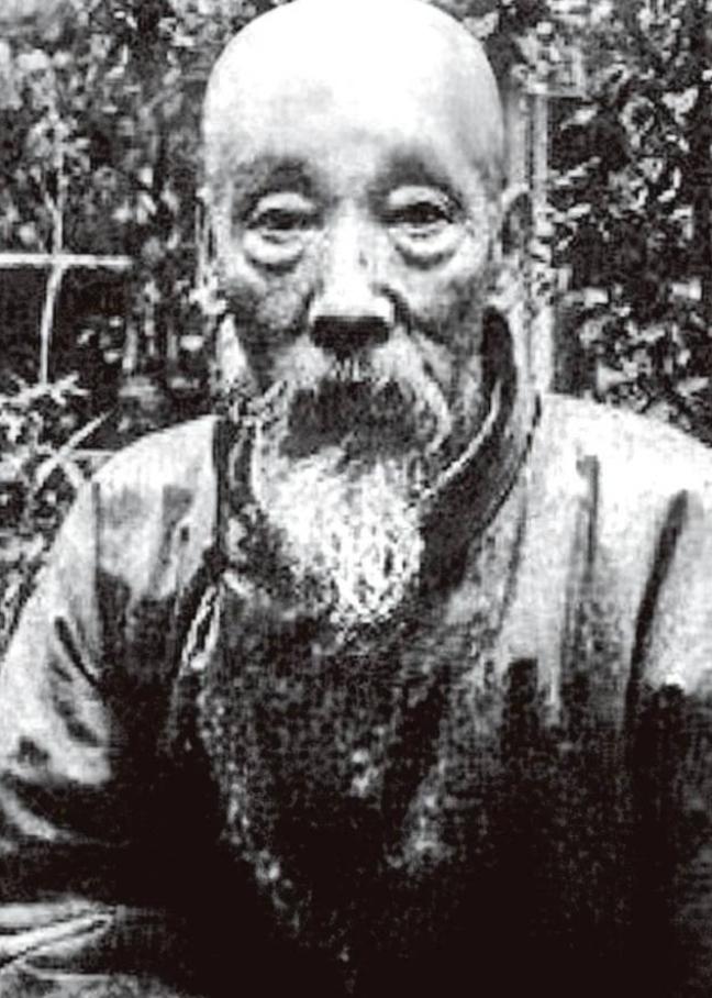 郭宝昌从小就对养父乐镜宇和养母郭荣的关系感到好奇，尤其是养母那种对养父无条件的深