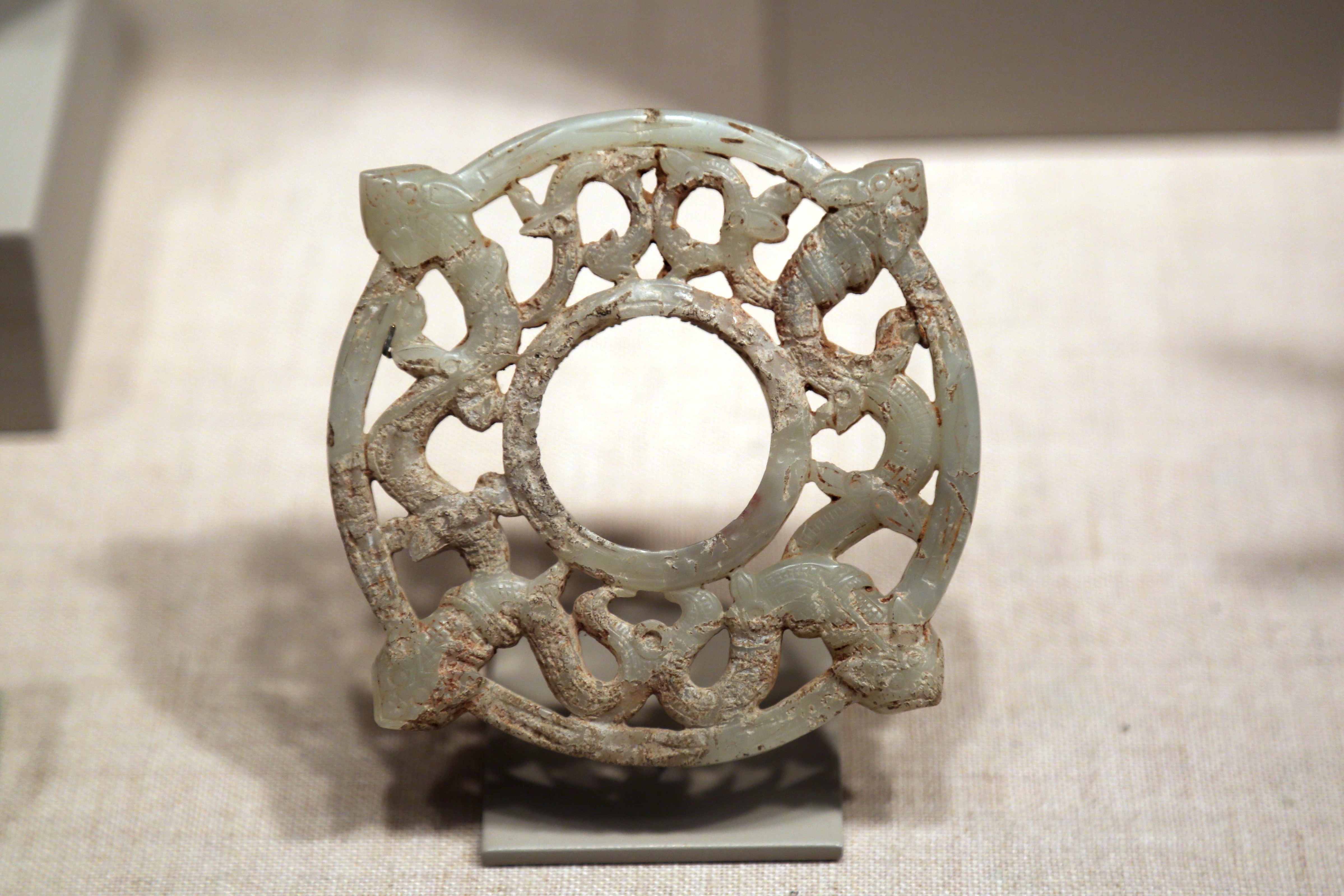 美国普林斯顿大学美术馆藏战国时期的镂空四蟠龙纹玉马饰 