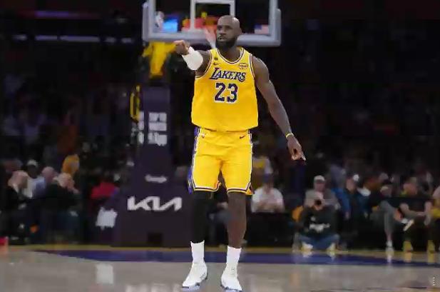 12秒6分&抢断三分绝平！“詹姆斯三分”词条一度位列热搜第2篮球詹姆斯 NBA季