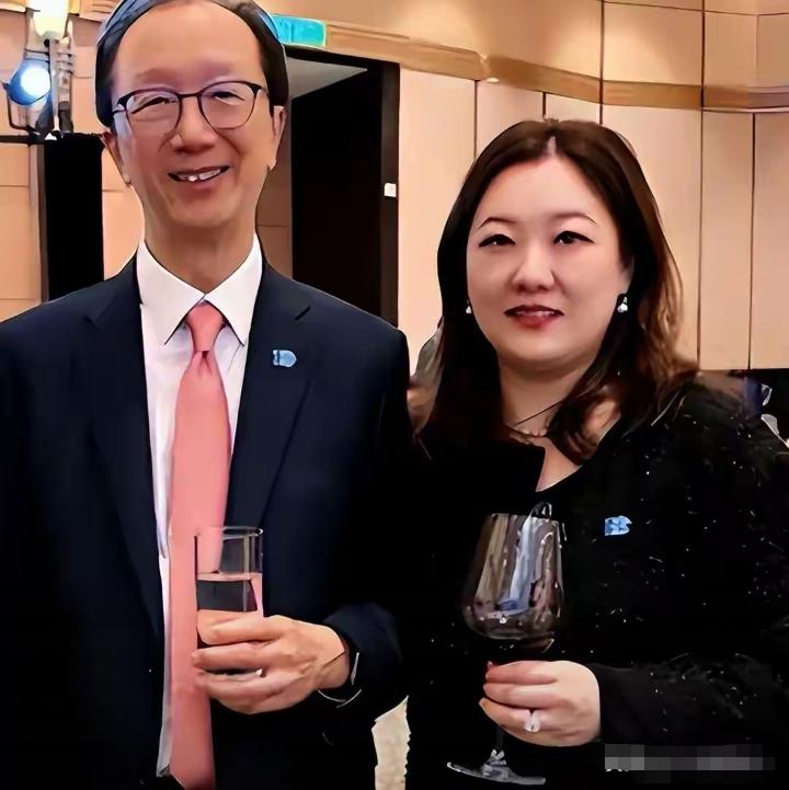 伏明霞真是个名副其实的豪门阔太，自从她嫁给梁锦松后，不用拼搏事业，没有养家的压力