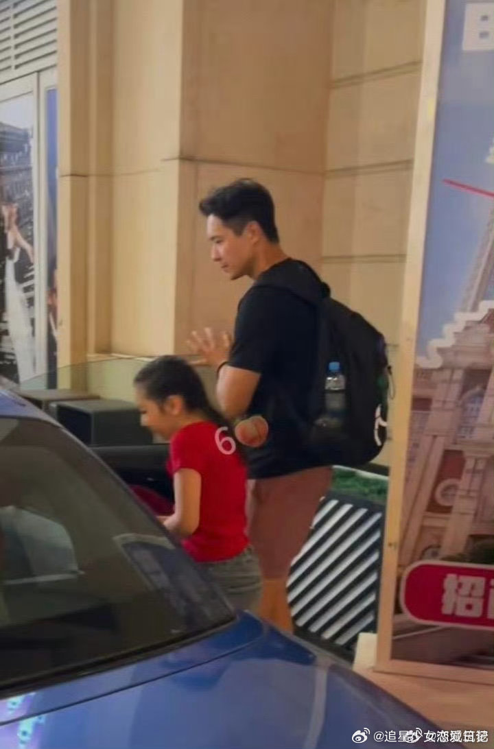 高云翔开宝马接小酒窝回家高云翔带着酒窝爷爷奶奶来看酒窝天津演出跟着佟丽娅同台完成