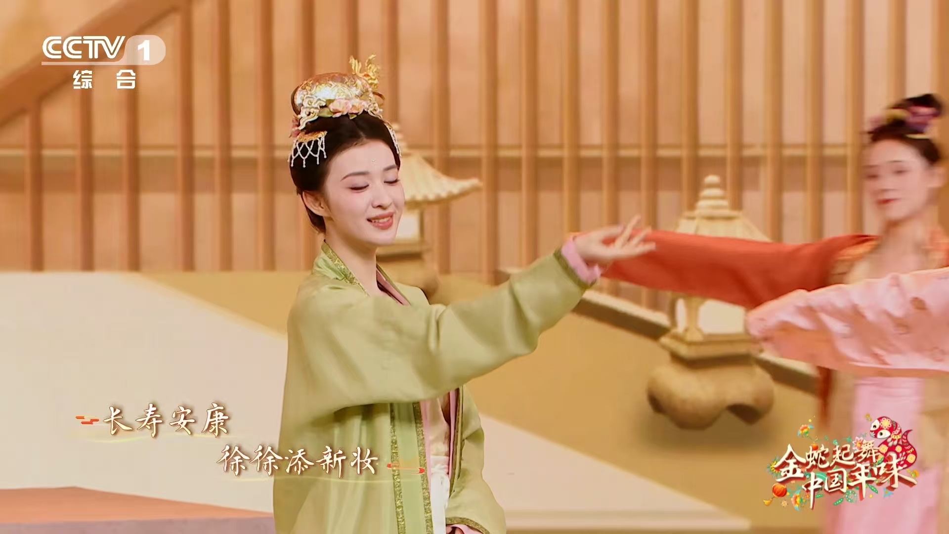 中国年味浓  辞年旧去新来到，团年家人齐欢笑，祈年愿望心中绕，拜年温暖身边罩。聊